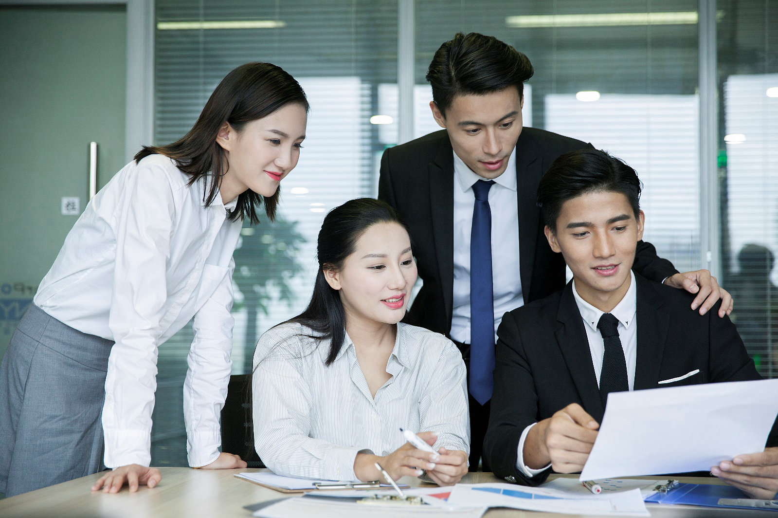 一些人在桌子前

中度可信度描述已自动生成